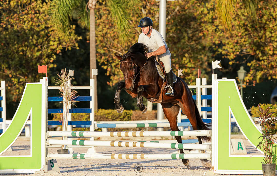 Fred Amaral participando de prova de hipismo